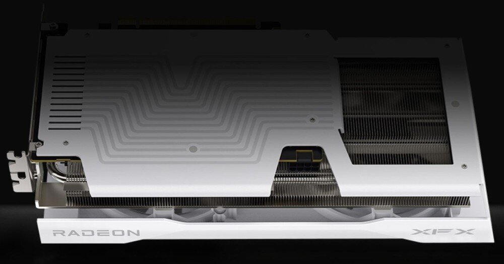 Karta graficzna XFX Radeon Swift RX 9060 XT OC White Gaming Edition 8GB Górny widok na kartę graficzną pokazujący aluminiowe żebra radiatora oraz logo 'RADEON' i 'XFX' na boku obudowy, wygląd, obudowa, design