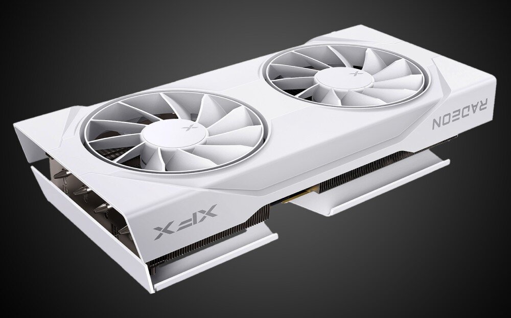 Karta graficzna XFX Radeon Swift RX 9060 XT OC White Gaming Edition 8GB Skośny widok karty graficznej z wentylatorami i odsłoniętym układem chłodzenia oraz portami wyjściowymi z lewej strony, wyjścia, porty