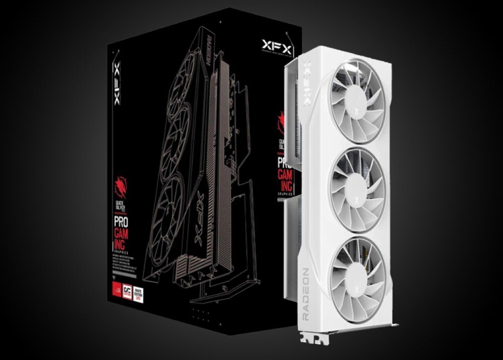 Karta graficzna XFX Swift Radeon RX 9060 XT OC White Triple Fan Gaming Edition 16GB Karta graficzna z trzema wentylatorami obok opakowania z rysunkową grafiką produktu i logo XFX, opis