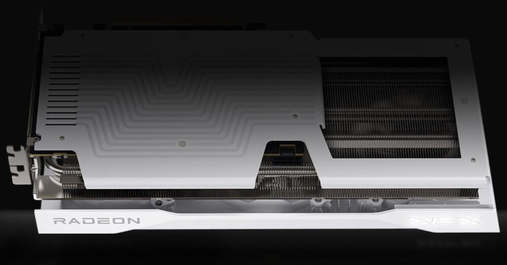 Karta graficzna XFX Swift Radeon RX 9060 XT OC White Triple Fan Gaming Edition 16GB Zbliżenie na bok karty graficznej z widocznymi żebrowaniem radiatora, logo 'RADEON' i podświetlanym napisem 'XFX', wygląd, obudowa, styl