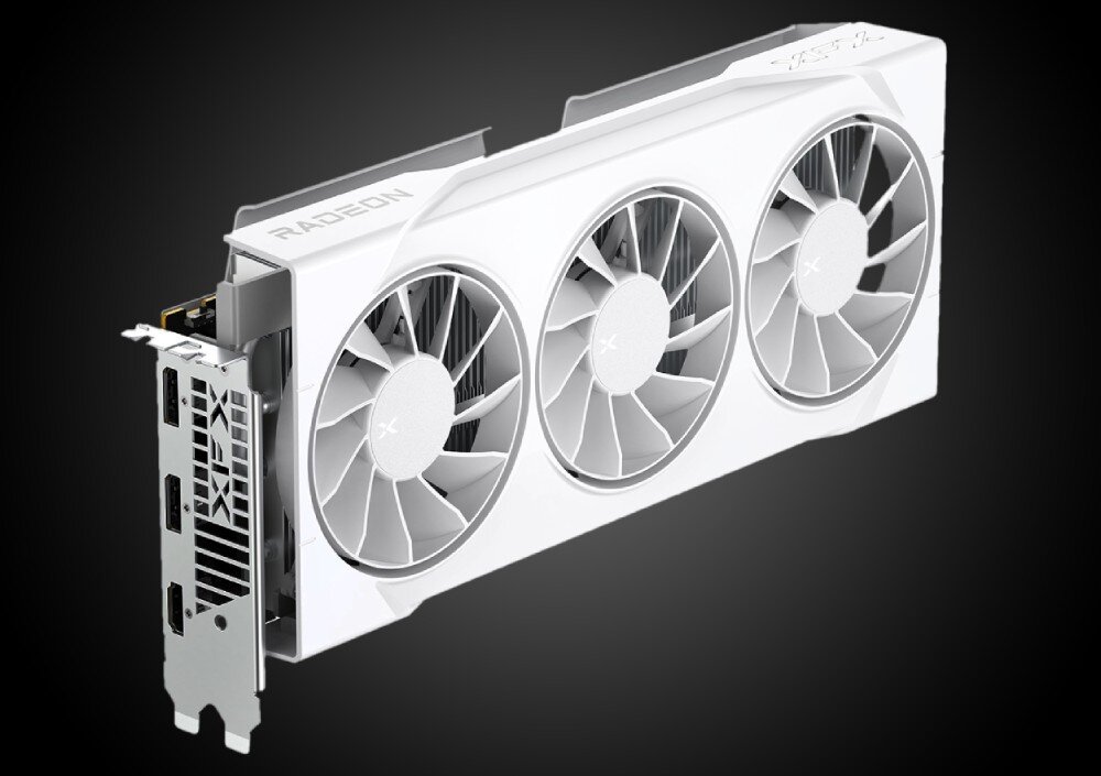 Karta graficzna XFX Swift Radeon RX 9060 XT OC White Triple Fan Gaming Edition 16GB Karta graficzna w trzech czwartych z widocznymi portami HDMI i DisplayPort oraz trzema wentylatorami, porty, złącza, wyjścia