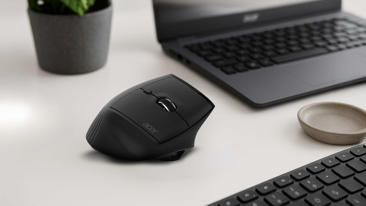 Mysz ACER Smart Fit - Czarna mysz komputerowa na białym biurku obok laptopa, klawiatury i doniczki z rośliną