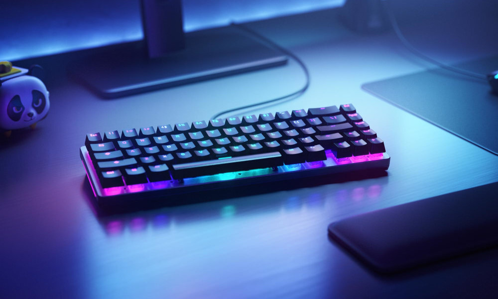 GLORIOUS GMMK2 - Podświetlana klawiatura przed monitorem na biurku, oświetlenie w stylu gamingowym