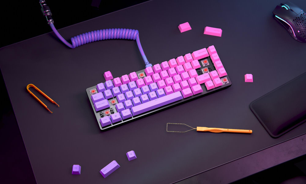 GLORIOUS GMMK2 GMMK 2 65% strzałek klawiszy nawigacyjnych klawiatury TKL (75%) Glorious Mini (60%) - Klawiatura z kolorowymi keycapami, narzędziami do ich wymiany i komputerową myszą na czarnym biurku