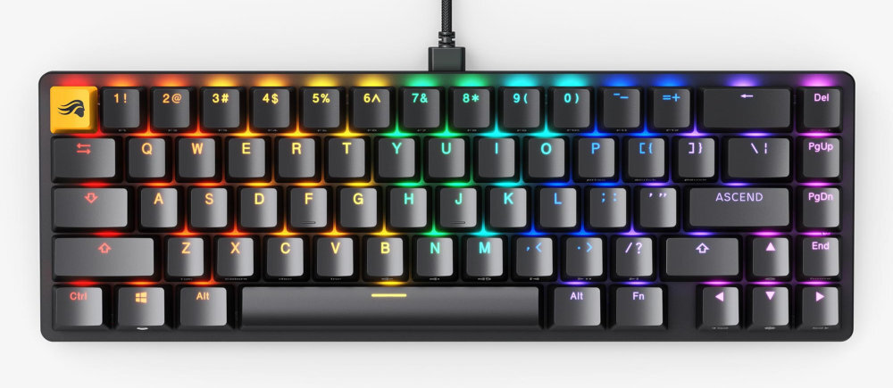 GLORIOUS GMMK2 Fabrycznie nasmarowane przełączniki liniowe Glorious Fox Nakładki metodą doubleshot kolorowe światło RGB Podświetlenie każdego klawisza z osobna oprogramowania Glorious CORE gotowych efektów fabrycznemu smarowaniu spacja czy Enter - Boczny widok klawiatury mechanicznej z podświetleniem LED oraz żółtym klawiszem na rogu