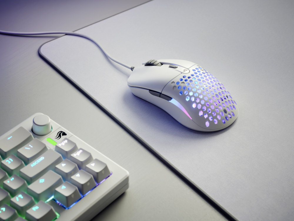 GLORIOUS O Eternal podświetleniem RGB symetrycznego designu gier FPS i MOBA - mysz na biurku, obok klawiatura