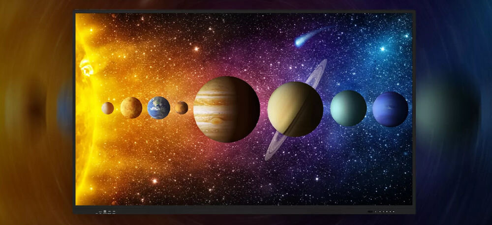 Monitor PRESTIGIO SOLUTIONS PMB000L864 86 cali 3840x2160px IPS prezentacja monitora na tle galaktycznym na monitorze planety ekran 4K UHD kontrast jasność czujnik światła wyrazistość szczegółowość technologia podświetlenia D-LED dostosowanie wyświetlania