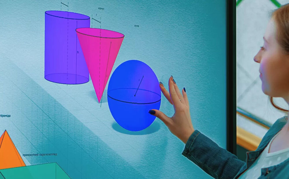 Monitor PRESTIGIO SOLUTIONS PMB000L864 86 cali 3840x2160px IPS prezentacja działania monitora dziewczyna korzystająca z niego na ekranie bryły Android procesor ARM pamięć 32GB płynność dostęp do aplikacji