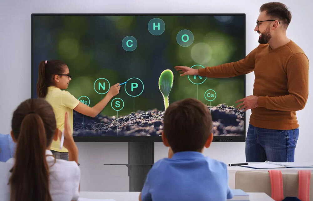 Monitor PRESTIGIO SOLUTIONS PMB000L864 86 cali 3840x2160px IPS prezentacja monitora podczas zajęć dwie osoby korzystające jednocześnie wielodotyk 20 punktów pisanie 10 punktów dwa kolory