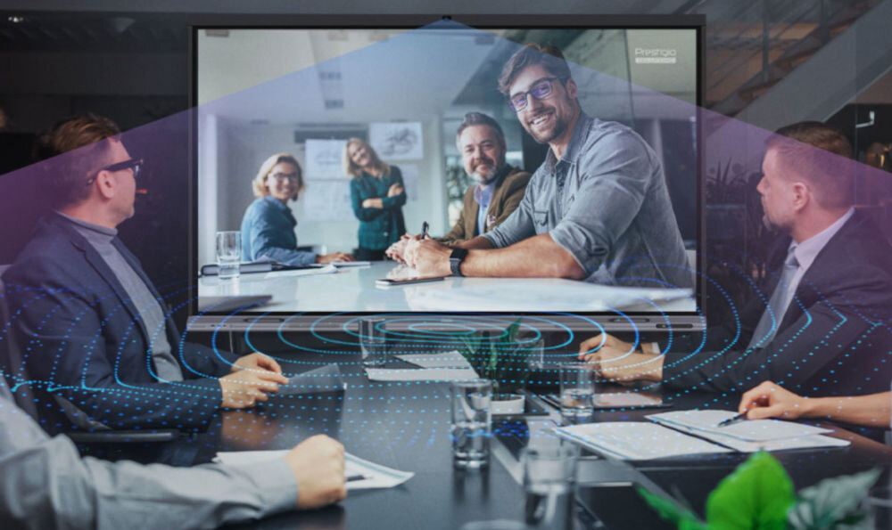 Monitor PRESTIGIO SOLUTIONS PSMB068P750 75 cali 3840x2160px IPS pokazanie monitora podczas trwającej wideokonferencji w biurze ludzie siedzący przy biurkach kamera 8Mpx mikrofony redukcja szumów wideokonferencje spotkania online nauka zdalna czysty dźwięk wysoka jakość obrazu