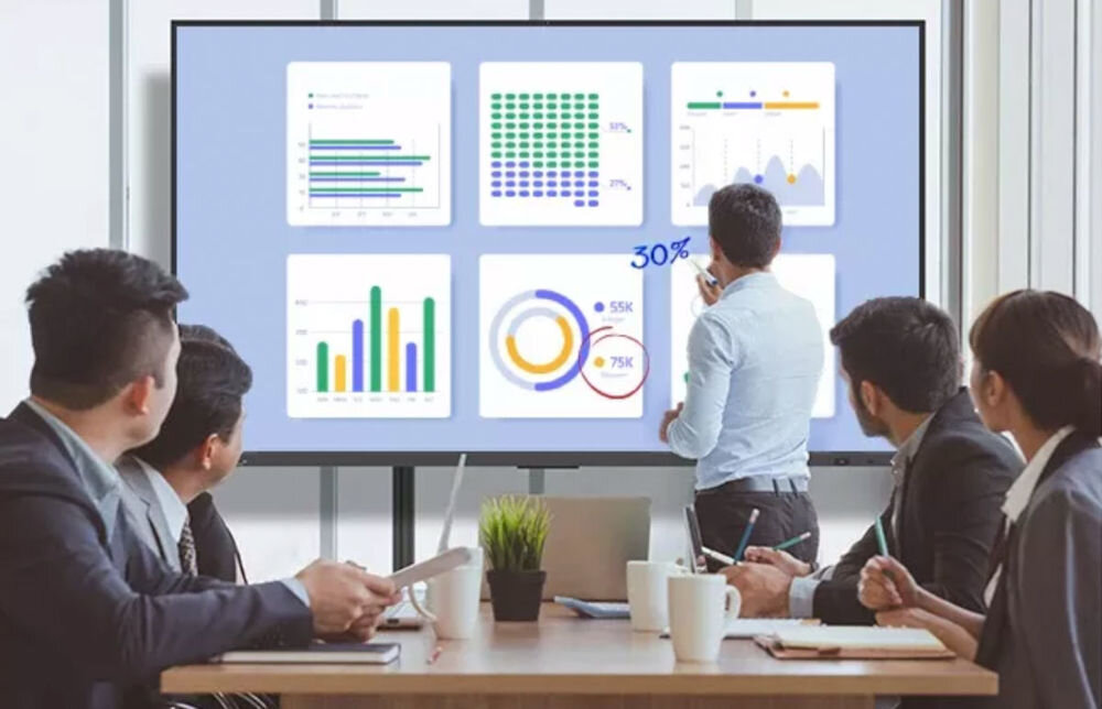 Monitor PRESTIGIO SOLUTIONS PSMB068P110 110 cali 3840x2160px IPS pokazanie monitora podczas pracy spotkanie biznesowe mężczyzna korzystający z monitora dotyk 20 punktów obsługa gestów współpraca interaktywna warsztaty zajęcia praca w grupach przyspieszenie pracy