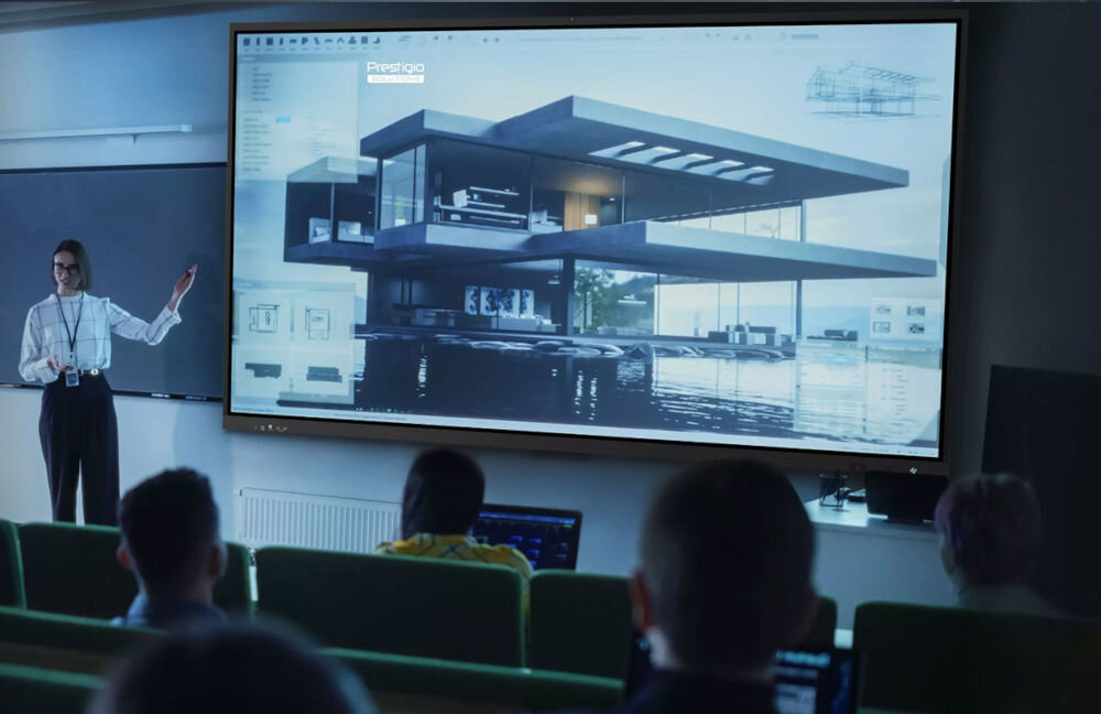 Monitor PRESTIGIO SOLUTIONS PSMB068P110 110 cali 3840x2160px IPS pokazanie monitora podczas prowadzenia wykładu na sali Android 8GB RAM procesor ARM 64 GB pamięci dostęp do funkcji i aktualizacji płynna obsługa