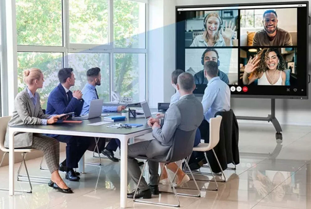 Monitor PRESTIGIO SOLUTIONS PSMB068P110 110 cali 3840x2160px IPS pokazanie monitora podczas trwającej wideokonferencji w biurze ludzie siedzący przy biurkach kamera 8Mpx mikrofony redukcja szumów wideokonferencje spotkania online nauka zdalna czysty dźwięk wysoka jakość obrazu