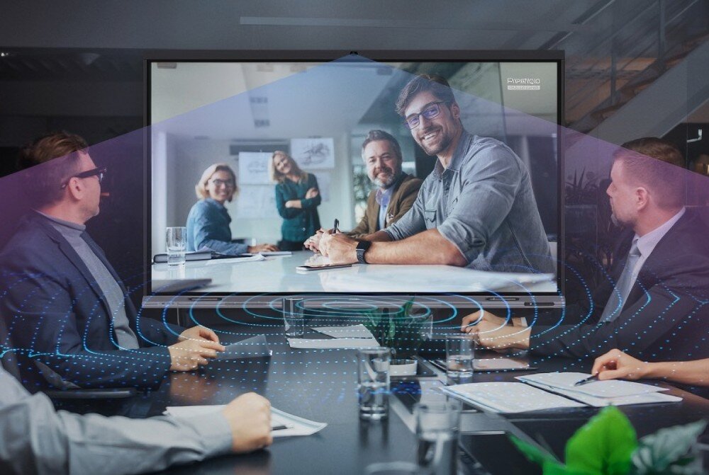 Monitor PRESTIGIO SOLUTIONS PSMB068P860 widok na salę konferencyjną z monitorem wyświetlającym połączenie wideo z innymi uczestnikami, z naniesioną grafiką symbolizującą fale dźwiękowe i zasięg mikrofonów, kamera, mikrofony, głośniki