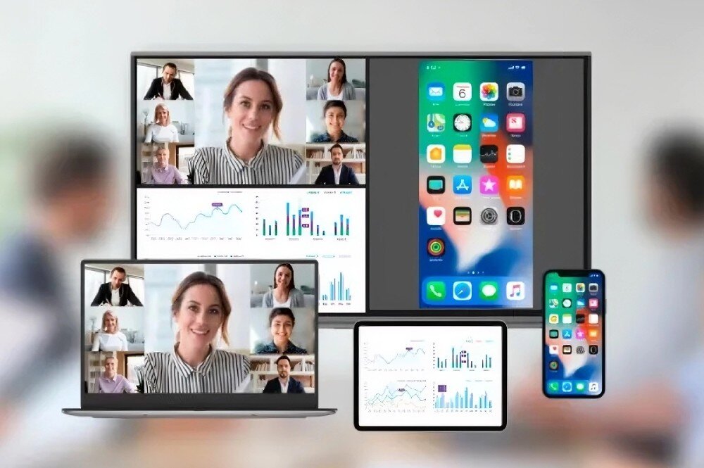 Monitor PRESTIGIO SOLUTIONS PSMB068P860 kolaż przedstawiający duży monitor, laptop, tablet i smartfon, na których symultanicznie wyświetlane są te same treści konferencji wideo oraz dane analityczne, przesyłanie obrazu, łączność