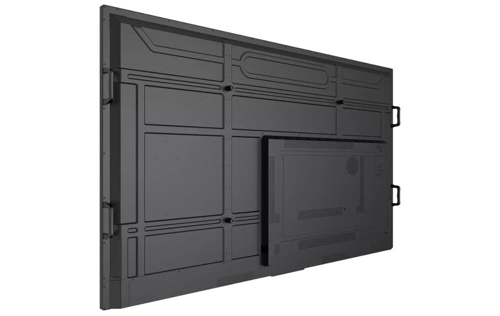 Monitor PRESTIGIO SOLUTIONS PSMB000L755 75 cali 3840x2160px IPS prezentacja tylnej obudowy monitora pod kątem na białym tle złącza HDMI USB-C DisplayPort Wi-Fi 6 Bluetooth 5.1 stabilne połączenia
