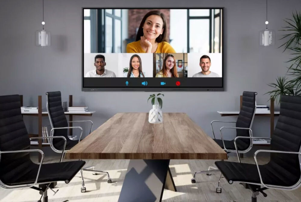 Monitor PRESTIGIO SOLUTIONS PSMB000L865 86 cali 3840x2160px IPS monitor na szarej ścianie w pokoju spotkań wideokonferencja udostępnianie ekranu zdalne sterowanie praca hybrydowa
