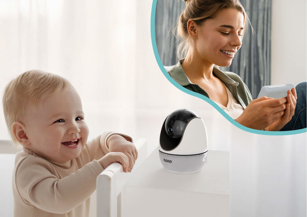 Niania elektroniczna NENO Ti Amo uśmiechnięte do kamerki dziecko i uśmiechnięta do monitora kobieta dwustronna komunikacja rozmowy przez kamerę