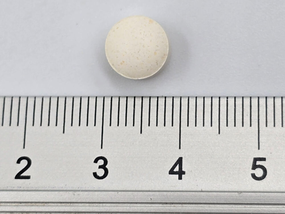 Suplement dla psa GAME DOG AniFlexi HA Mini (120 kapsułek) Pojedyncza tabletka suplementu AniFlexi HA dla psa na linijce miarowej, pokazująca rozmiar.