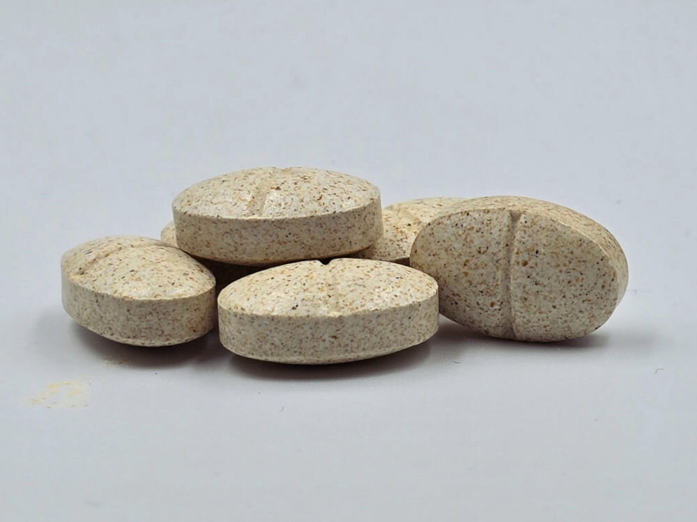 Suplement dla psa GAME DOG AniFlexi Marine V2 Kilka tabletek AniFlexi Marine V2 z kolagenem morskim. Widoczny owalny kształt i linia podziału do łatwego dawkowania.