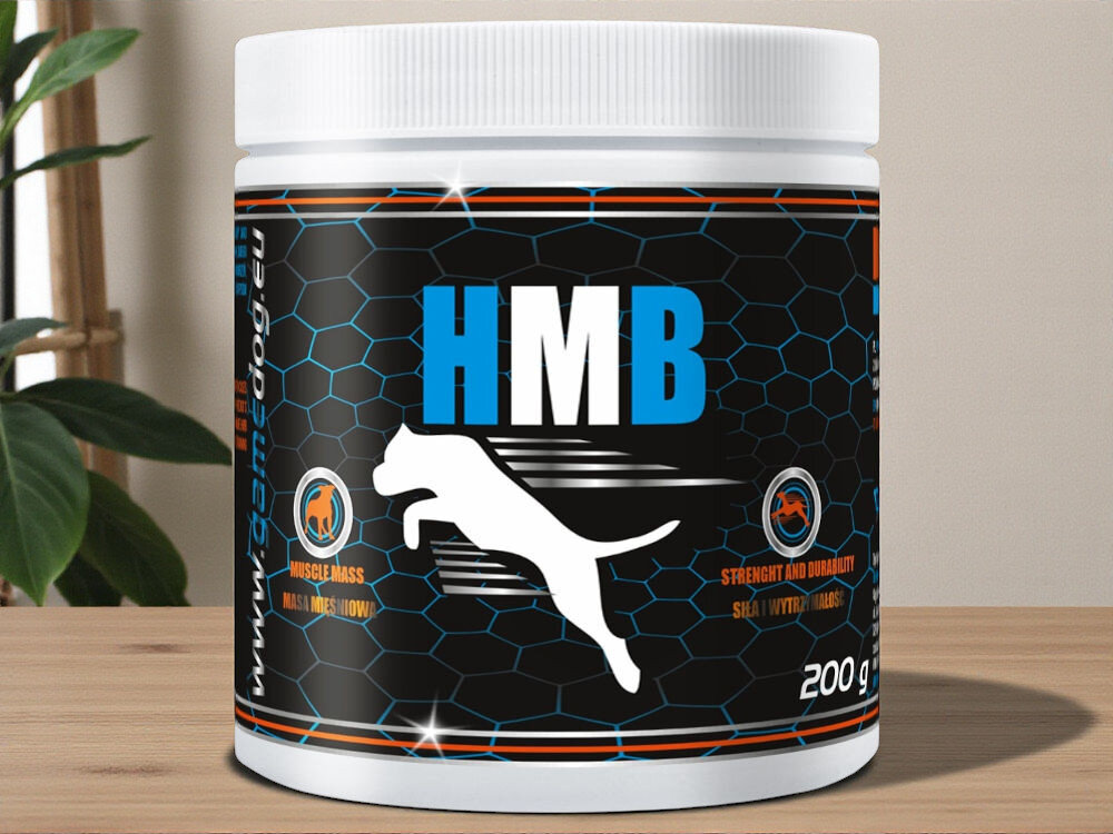 Suplement dla psa GAME DOG HMB (120 kapsułek) Dwa opakowania suplementu Flora Protect na drewnianej tacy. Jedno stoi, a z drugiego, leżącego na boku, wysypują się beżowe kapsułki. Zdjęcie typu still life podkreślające formę kapsułek.