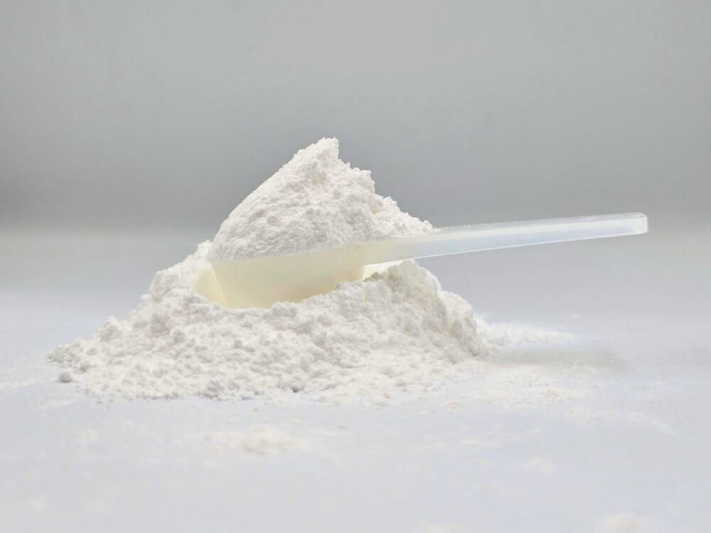 Suplement dla psa GAME DOG HMB (120 kapsułek) Makro zbliżenie na pojedynczą beżową kapsułkę suplementu Flora Protect, umieszczoną na podziałce linijki. Kapsułka mierzy około 2 cm długości (od znacznika 8 do 10 cm).