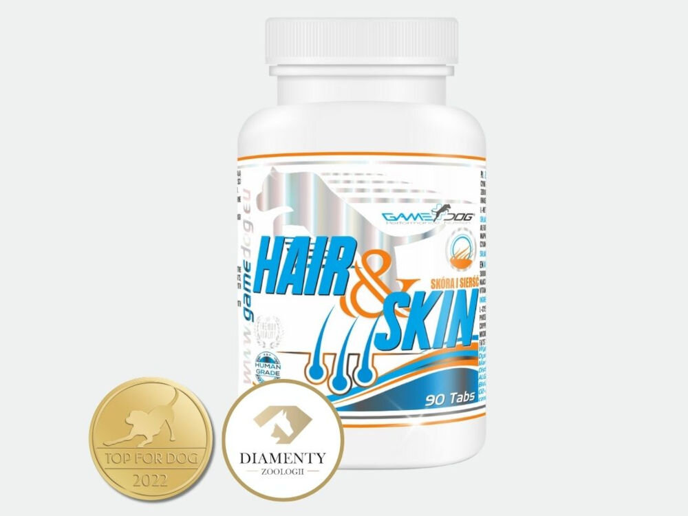 Suplement dla psa GAME DOG Hair&Skin (90 kapsułek) Suplement dla psów GameDog Hair & Skin (Skóra i Sierść), 90 tabletek. Białe opakowanie z niebiesko-pomarańczową etykietą, przedstawiające zdrową sierść i skórę. Produkt oznaczony jako Human Grade (jakość ludzka) i laureat nagród Top For Dog 2022 oraz Diamenty Zoologii. Przeznaczony do poprawy kondycji sierści i zdrowia skóry u psa.