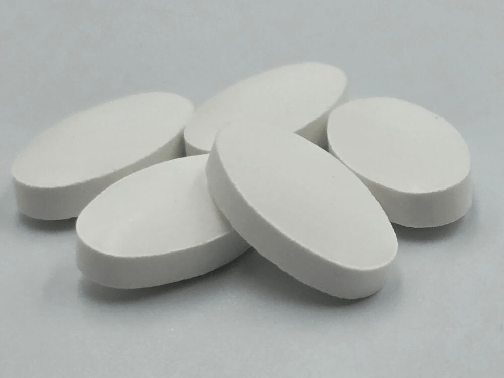 Suplement dla psa GAME DOG Calcium V2 (60 kapsułek) Kilka białych, owalnych tabletek suplementu z wapniem dla psa marki GameDog.