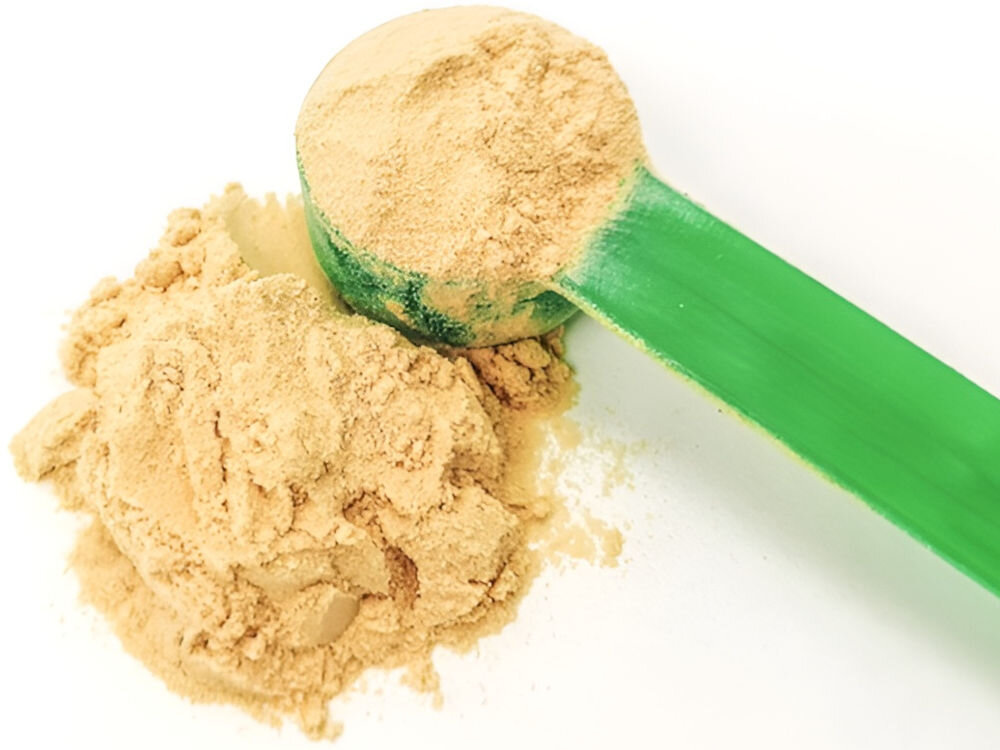 Suplement dla psa GAME DOG Barfer Calcium Citrate 300 g Jasny proszek suplementu Barfer Brewer's Yeast w niebieskiej miarce, do dodawania do karmy dla psów.