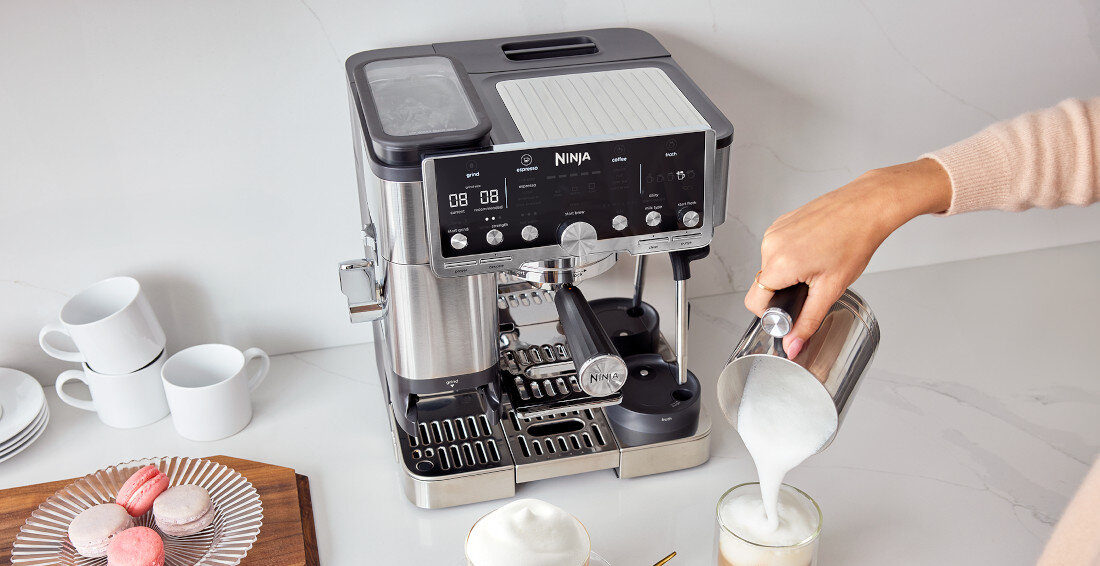 Ekspres NINJA Luxe Cafe Pro ES701EU (Cold Brew) Łatwe czyszczenie i konserwacja programy czyszczące możliwość mycia elementów w zmywarce Automatyczne odkamienianie i płukanie kawa świeża i higieniczna Podgrzewana płyta na filiżanki wyświetlacz Modułowa budowa wysokość