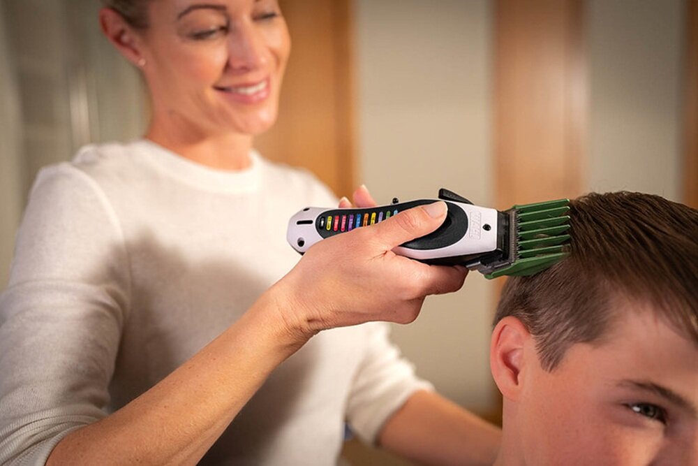 Strzyżarka WAHL Color Pro Lithium Clipper 0.7-25 mm maszynka w użyciu, zasilanie przez port USB, większa mobilność