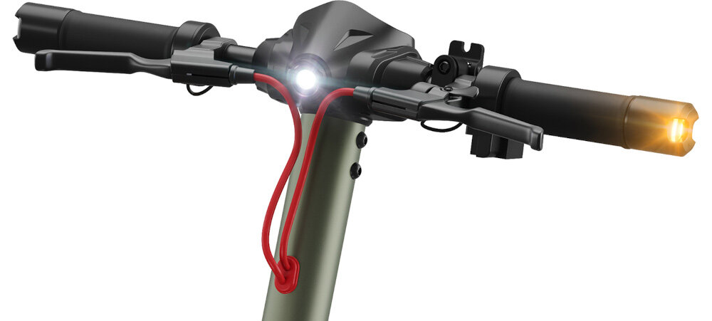 Hulajnoga elektryczna SHARP EM-KT4CEU-G 35km 350W Amortyzacja 10 cali Oliwkowo-szary białe tło zbliżenie na kierownicę widoczną od przodu włączone przednie światło i kierunkowskaz przednie i tylne światło LED kierunkowskazy na uchwytach bezpieczeństwo