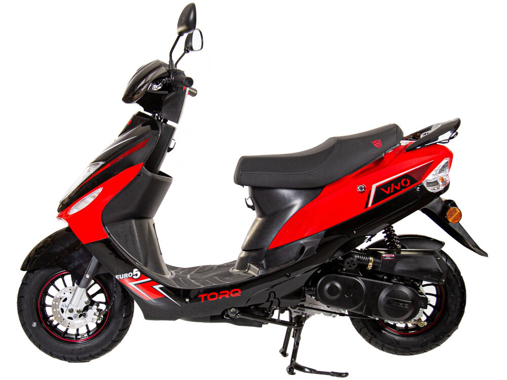 Skuter ZNEN ZNAY50 (VIVO) 50cm3 5.4l Czerwony skuter na białym tle widoczny z boku praktyczny środek transportu niewielka konstrukcja niska masa 93 kg niezależność