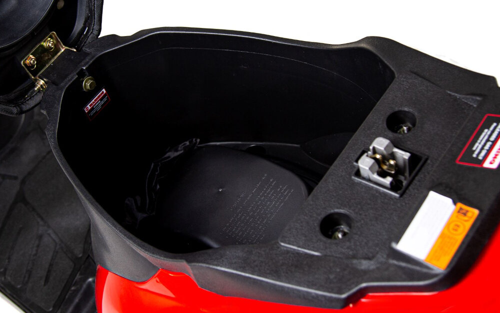 Skuter ZNEN ZNAY50 (VIVO) 50cm3 5.4l Czerwony zbliżenie na schowek praktyczny schowek ułatwia codzienne użytkowanie funkcjonalność