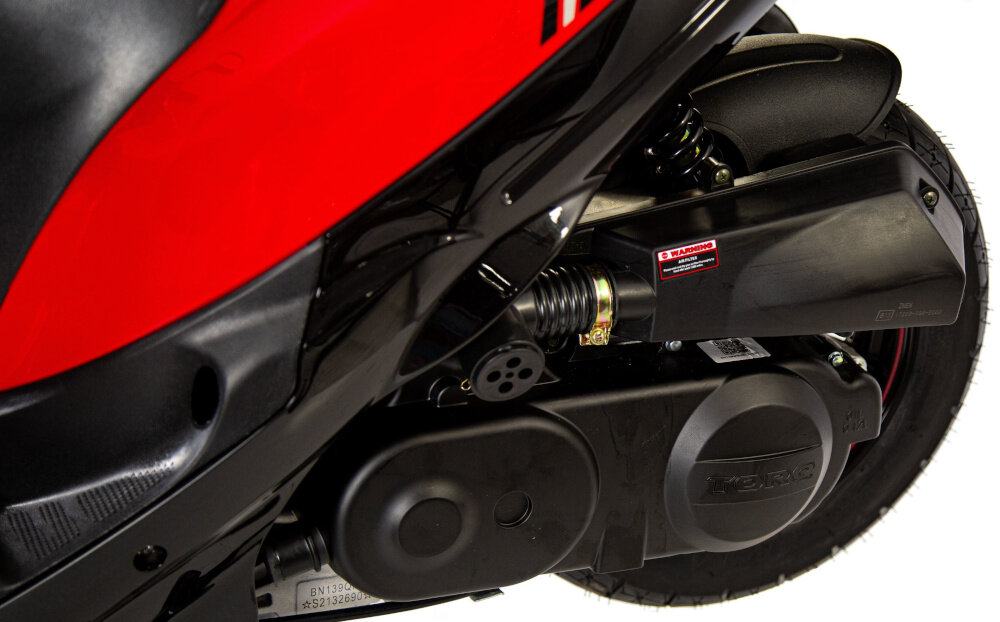 Skuter ZNEN ZNAY50 (VIVO) 50cm3 5.4l Czerwony zbliżenie na silnik czterosuwowy silnik o pojemności 50 cm³ moc 3 KM płynna cicha praca niskie zużycie paliwa pojemność zbiornika do 5,4 litra niskie koszty eksploatacji komfort jazdy