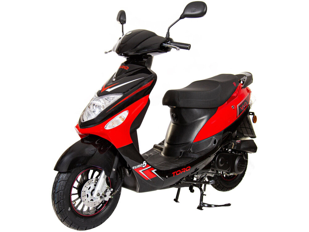 Skuter ZNEN ZNAY50 (VIVO) 50cm3 5.4l Czerwony skuter na białym tle widoczny od przodu pod skosem bezstopniowa przekładnia automatyczna eliminuje konieczność zmiany biegów łatwa i intuicyjna obsługa relaksujące bezstresowe podróżowanie