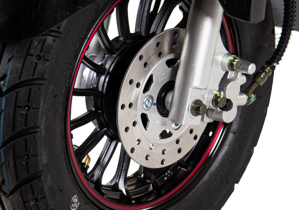 Skuter ZNEN ZNAY50 (VIVO) 50cm3 5.4l Czerwony zbliżenie na hamulec teleskopowym widelec z przodu pojedynczy amortyzator z tyłu tłumi nierówności hamulec przedni tarczowy tylny bębnowy skuteczne bezpieczne zatrzymanie pełna kontrola nad pojazdem