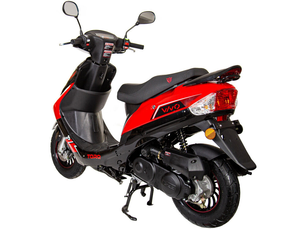 Skuter ZNEN ZNAY50 (VIVO) 50cm3 5.4l Czerwony skuter na białym tle widoczny od tyłu pod skosem zachowanie równowagi pewność prowadzenia opony w rozmiarze 10 cali dobra przyczepność nisko położony środek ciężkości maksymalna prędkość do 45 km/h