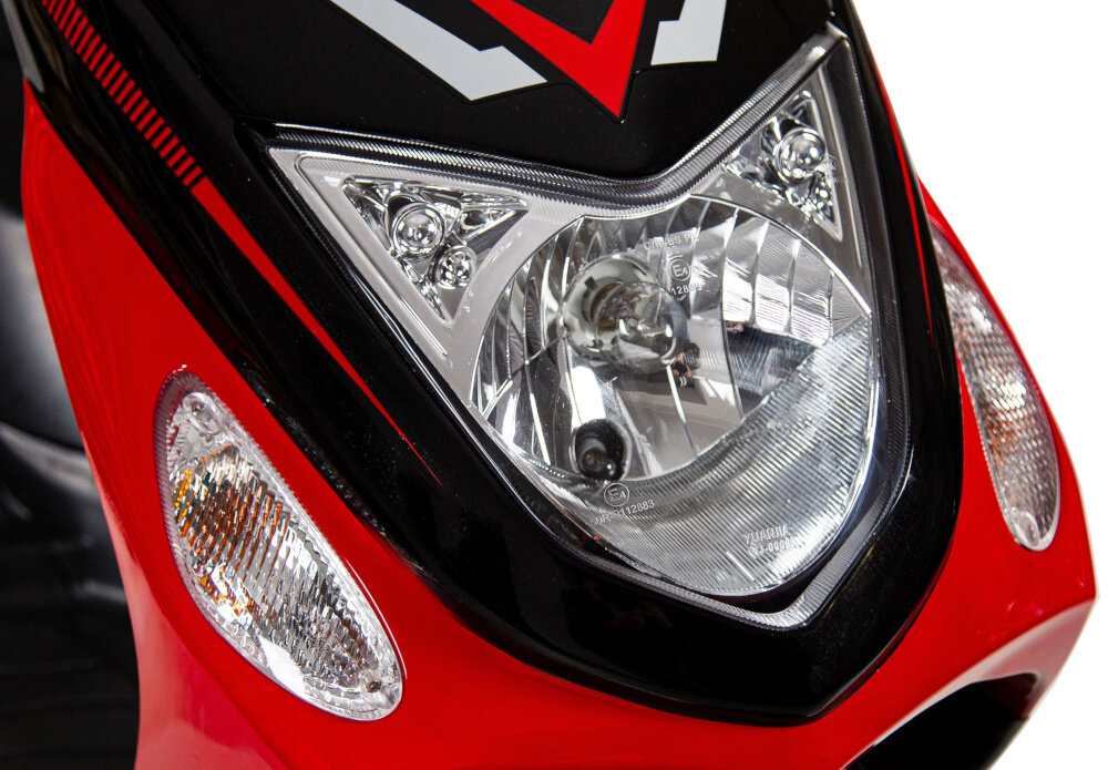 Skuter ZNEN ZNAY50 (VIVO) 50cm3 5.4l Czerwony zbliżenie na przednie światło wydajna przednia żarówka tylne światło dobra widoczność bezpieczne poruszanie się bezpieczeństwo