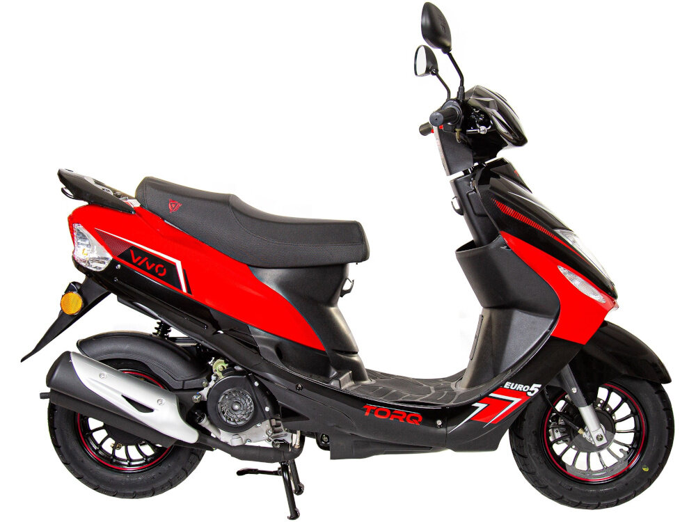 Skuter ZNEN ZNAY50 (VIVO) 50cm3 5.4l Czerwony skuter na białym tle widoczny z boku dopuszczalne obciążenie do 150 kg elektryczny rozrusznik