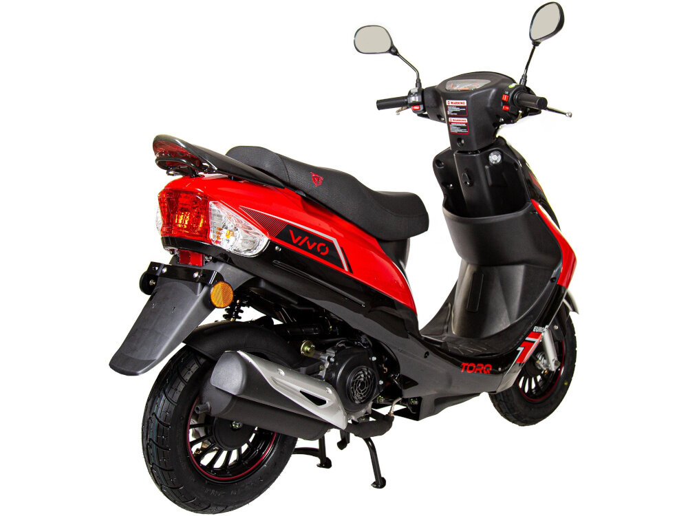 Skuter ZNEN ZNAY50 (VIVO) 50cm3 5.4l Czerwony skuter na białym tle widoczny od tyłu pod skosem z solidnych materiałów chłodzenie powietrzem czerwony kolor nadwozia wygodna jazda estetyka wykonania