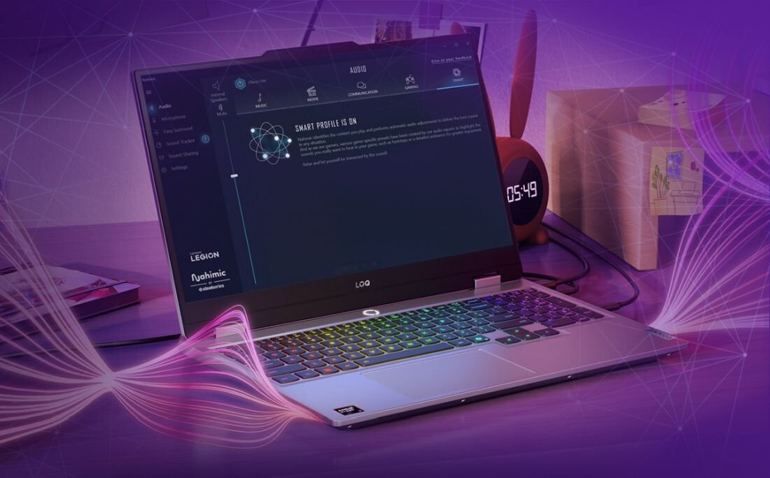Laptop Lenovo LOQ 15AHP10 z podświetlaną klawiaturą RGB, otwartą aplikacją Nahimic Audio na ekranie i cyfrowym zegarem na biurku, nowoczesne stanowisko gamingowe. - System audio Nahimic by SteelSeries, Sound Tracker 2.0
