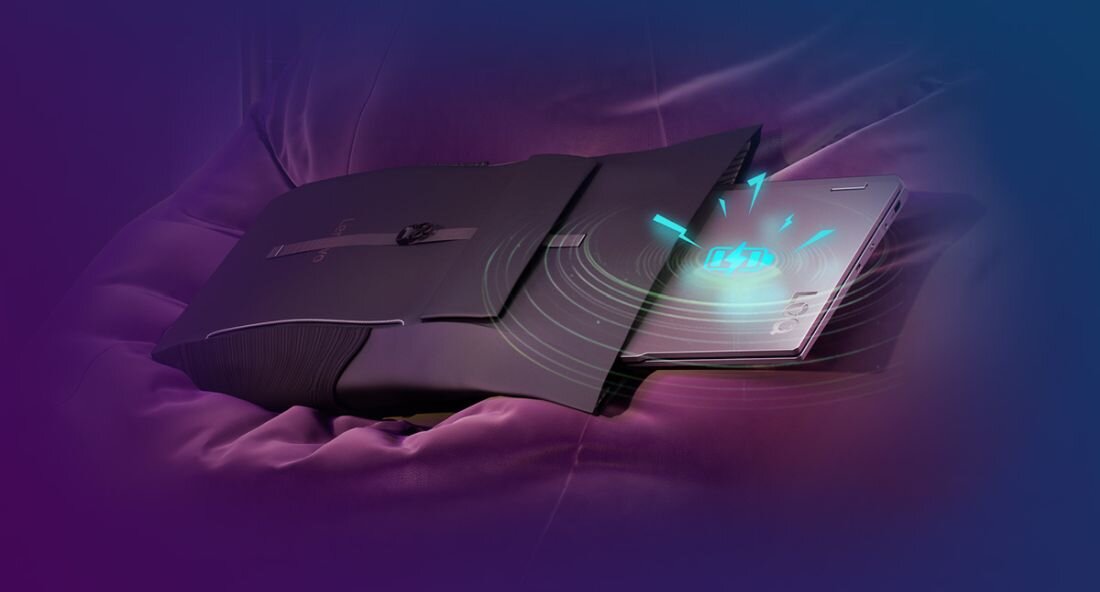 Laptop Lenovo LOQ 15AHP10 częściowo wysunięty z czarnej torby, z graficzną ikoną baterii symbolizującą inteligentne zarządzanie energią i długi czas pracy na baterii. - Smart Battery, Rapid Charge Pro