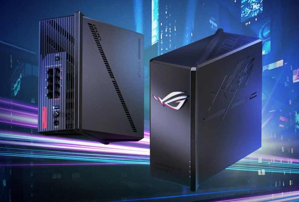 Router ASUS ROG Strix GS-BE18000 Dwa czarne urządzenia stoją obok siebie na tle futurystycznego miasta, jedno obrócone tyłem z widocznymi portami, drugie przodem z podświetlanym logo, opis