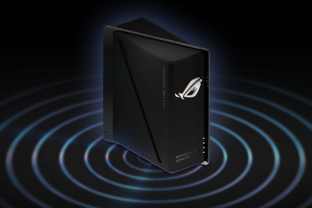 Router ASUS ROG Strix GS-BE18000 Czarne pionowe urządzenie stoi na ciemnym tle, otoczone koncentrycznymi, niebieskimi falami symbolizującymi rozchodzący się sygnał bezprzewodowy, sieć Mesh