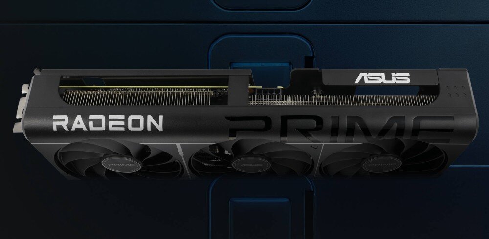 Karta graficzna ASUS Prime Radeon RX 9060 XT OC Edition 16GB Widok z góry na krawędź karty graficznej z widocznymi napisami RADEON, PRIME i ASUS oraz użebrowaniem radiatora