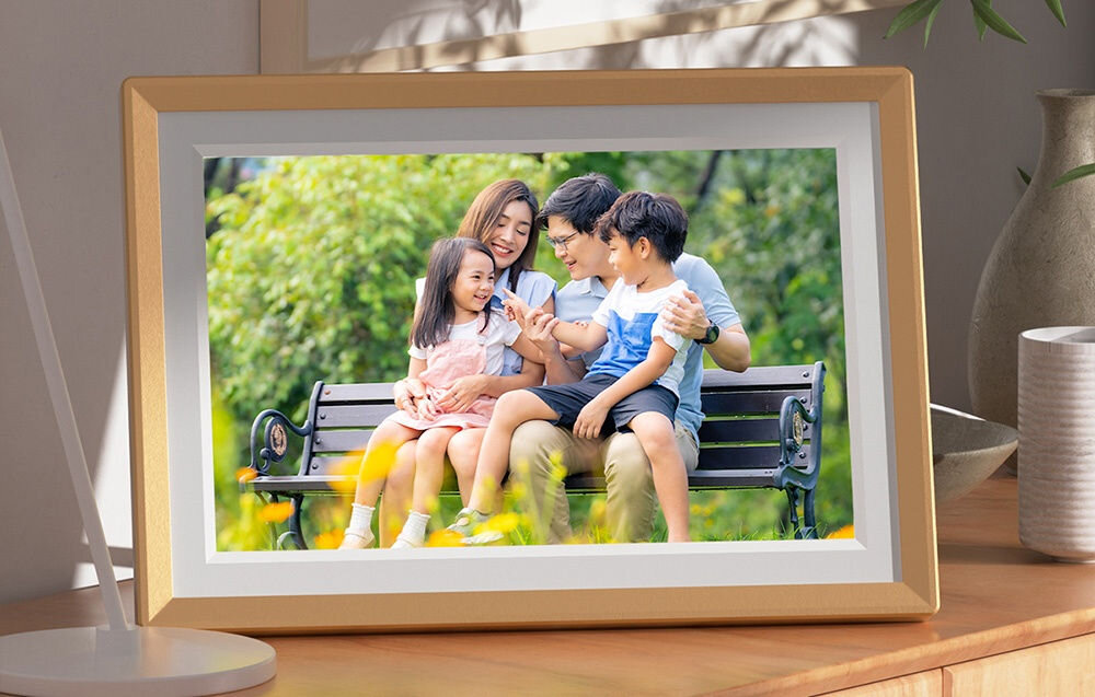 Ramka cyfrowa ARZOPA D10 10.1 cala Złoty prezentacja ramki ze zdjęciem na szafce w tle jasna ściana