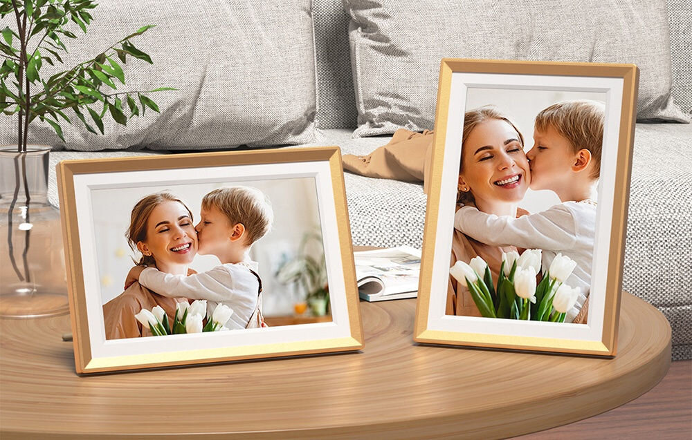 Ramka cyfrowa ARZOPA D10 10.1 cala Złoty prezentacja ramek ze zdjęciami na stoliku przy kanapie obok wazon z gałązką wbudowana pamięć setki zdjęć filmów obsługa kart TF do 128 GB