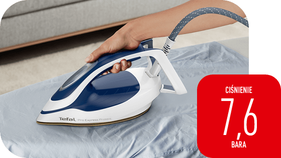 Osoba prasuje niebieską tkaninę za pomocą żelazka z napisem \'Tefal Pro Express Protect\'. Obok widoczna jest czerwona grafika z tekstem \'CIŚNIENIE 7,6 BARA\'.
