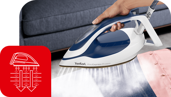 Osoba prasuje niebiesko-białym żelazkiem z napisem \'Tefal Pro Express Protect\', z którego wydobywa się para. Obok znajduje się czerwony symbol żelazka z parą skierowaną w dół.